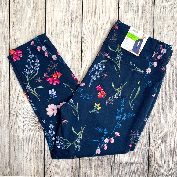 Time and Tru Pants - Time and Tru Blue Floral Stretch Fitted Capri Pant